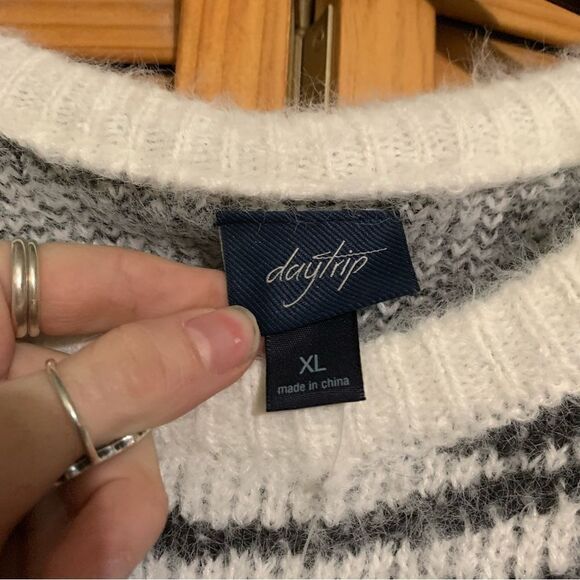 NWT Daytrip Buckle Bell Sleeve Sweater size XL - Picture 4 of 6